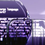 Fonctionnement des grands modèles de langage LLM, interface numérique violette avec texte explicatif en anglais, réseaux neuronaux et apprentissage profond, objets transparents déformant l’affichage, intelligence artificielle, format 16:9, 2026